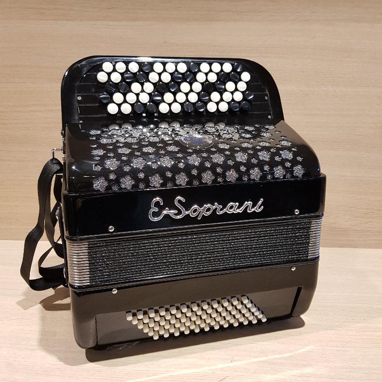 E.Soprani knop-accordeon B-Griff 72 bassen 2-korig incl. bag, Muziek en Instrumenten, Accordeons, 72-bas, Niet ingevuld, Knopaccordeon