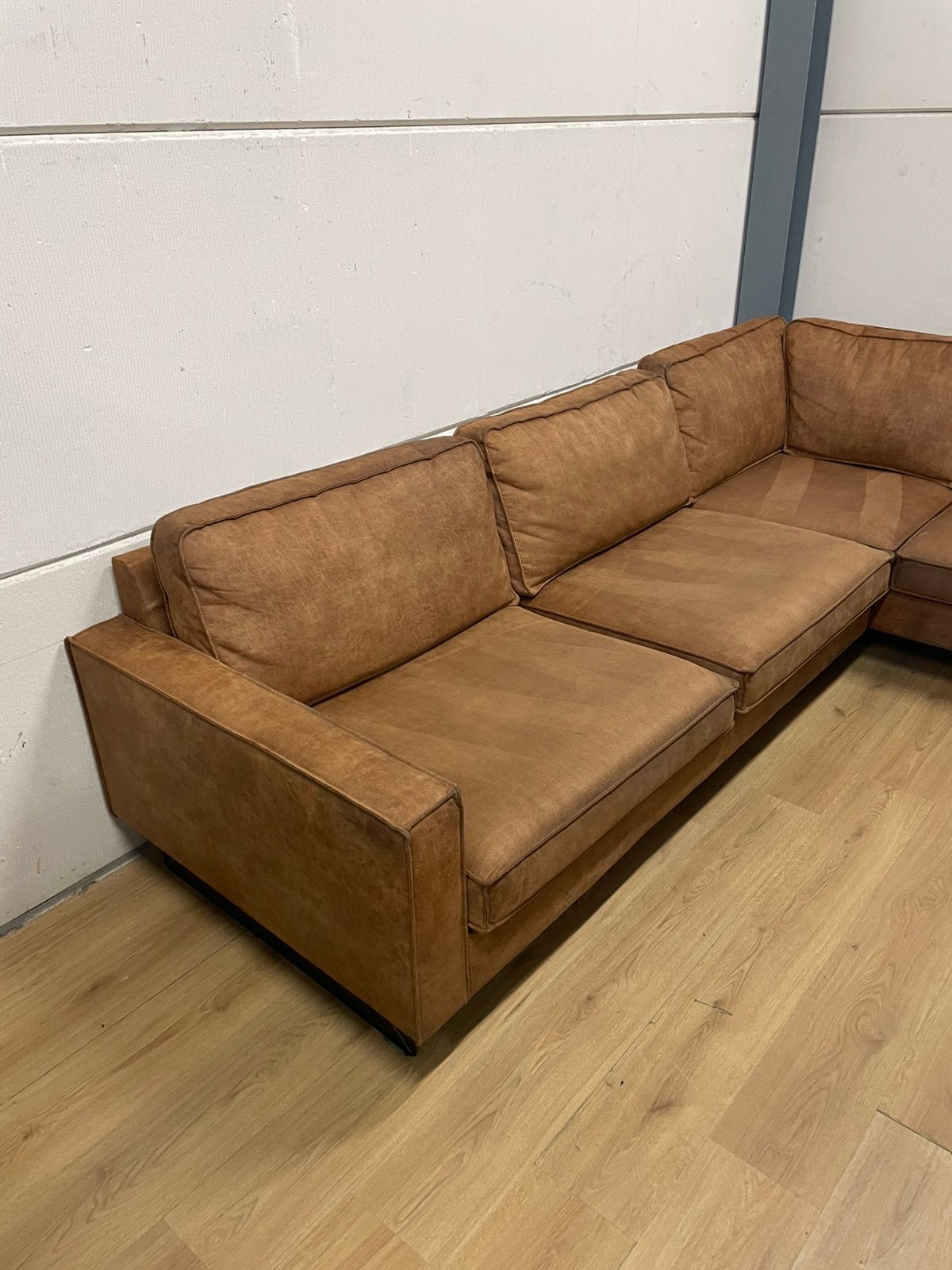 Foto 3 van Mooie luxe suede cognac bruine hoekbank - GEREINIGD!!!
