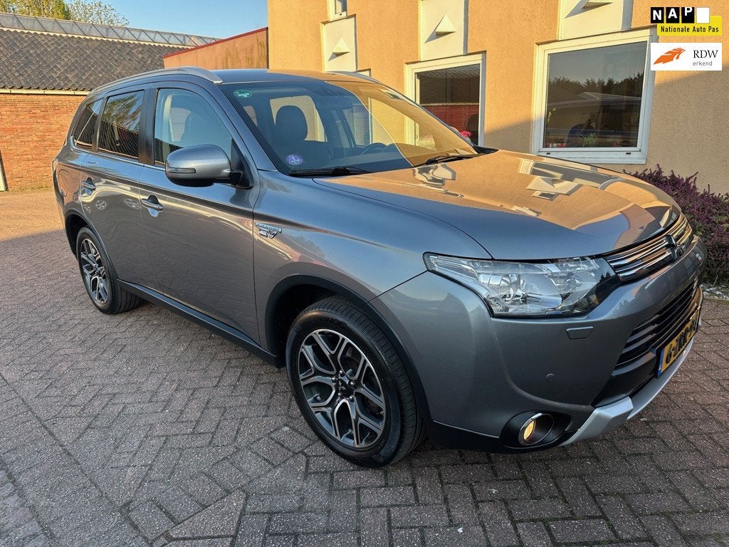 Mitsubishi Outlander 2.0 PHEV Executive Edition X-Line NAVI, 4 cilinders, Hybride Elektrisch/Benzine, SUV of Terreinwagen, Zilver of Grijs