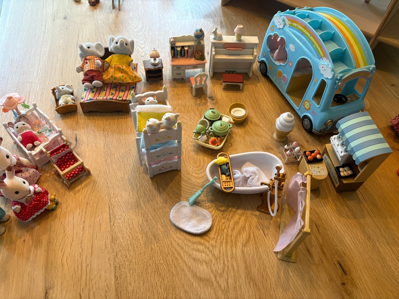 Grote set Sylvanian Families met bus, meubels en poppen, Ophalen of Verzenden, Gebruikt, Jongen of Meisje
