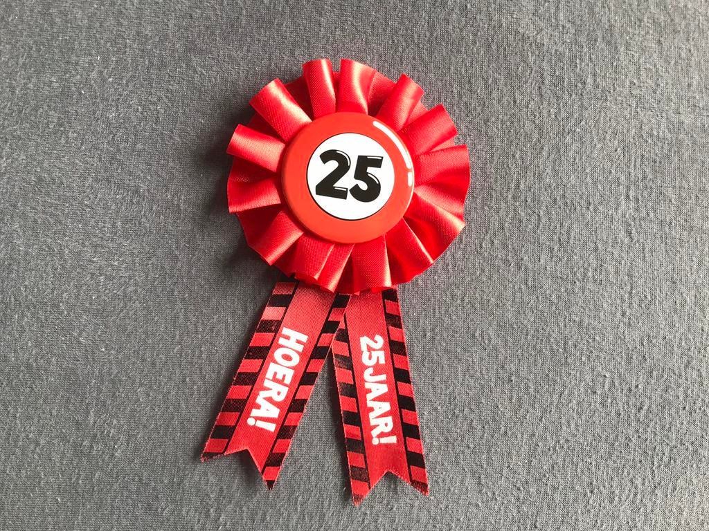 25 jaar versiering, slingers, bord en medaille, Hobby en Vrije tijd, Feestartikelen, Ophalen of Verzenden, Zo goed als nieuw, Versiering