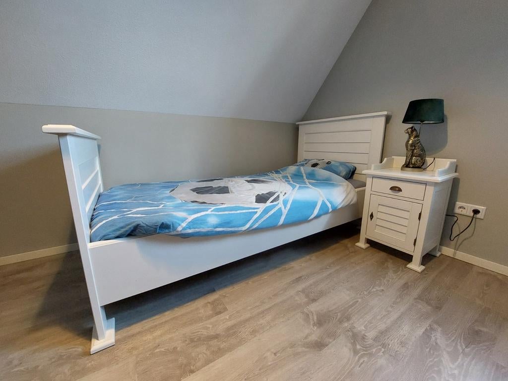 Super mooi bed inclusief matras en nachtkastje, Ophalen, Zo goed als nieuw, Eenpersoons, Landelijk