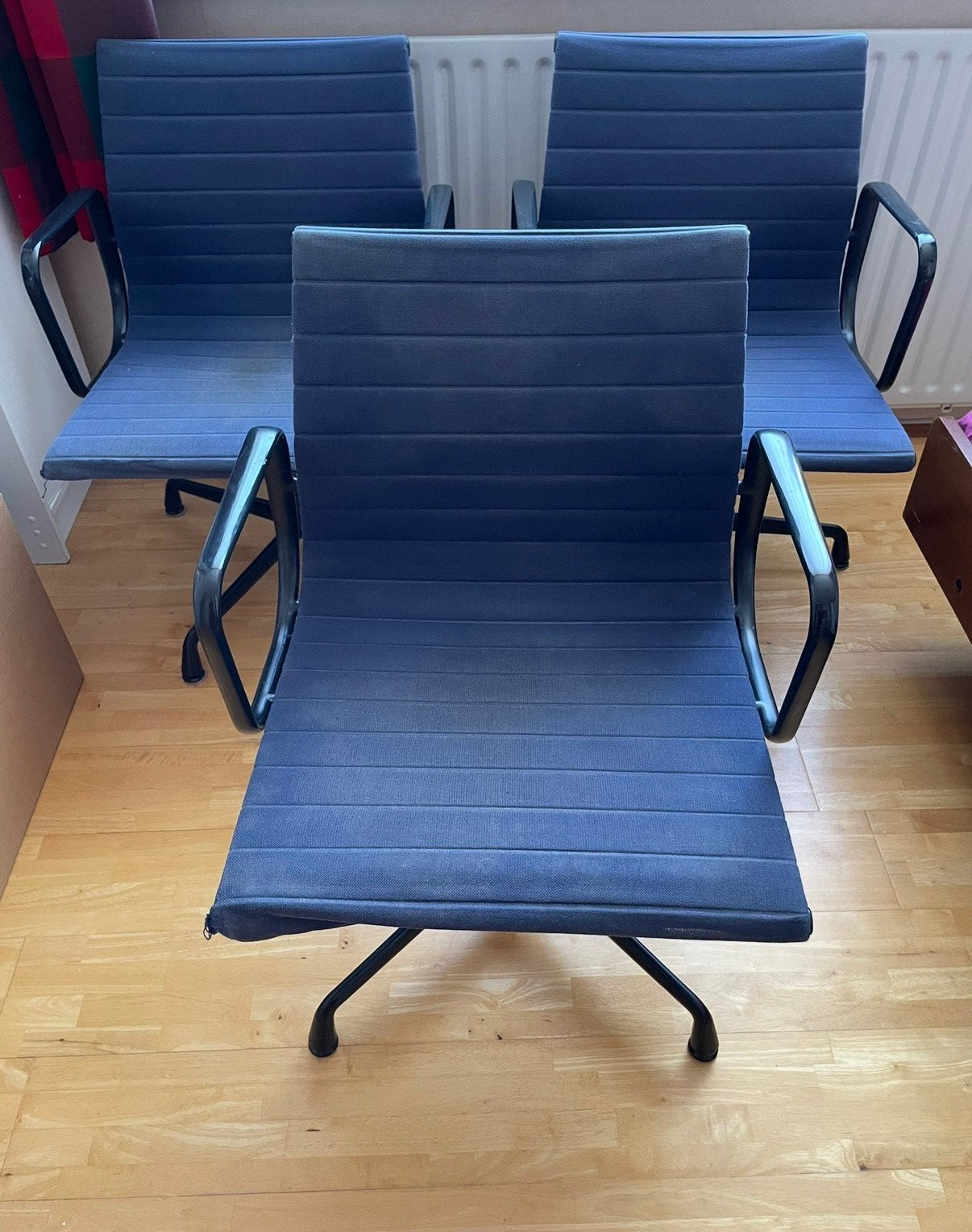 3 blauwe Eames bureaustoelen met blauwe stof en zwart frame, Ophalen, Gebruikt, Blauw