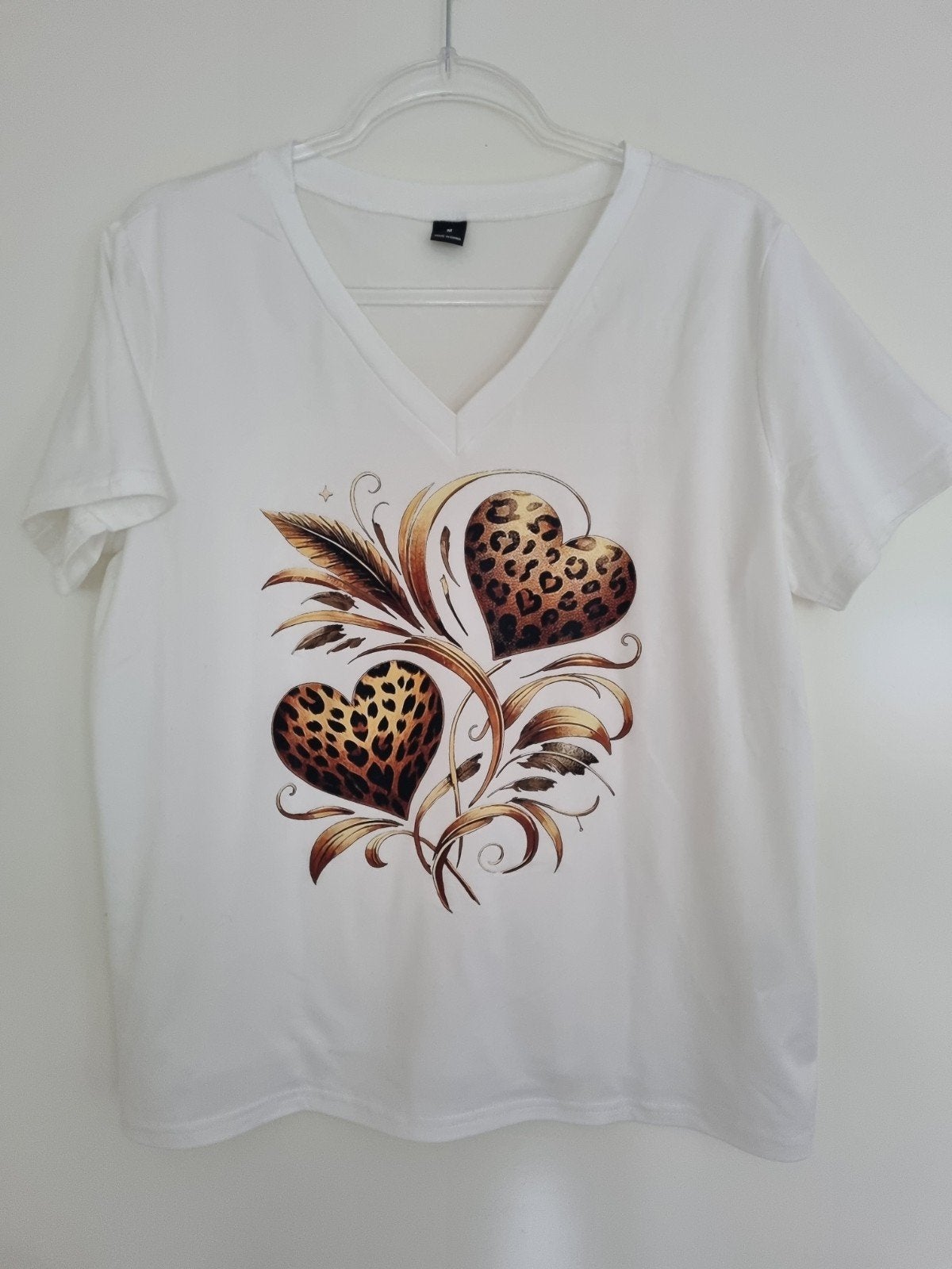 T-shirt met V-hals en luipaardprint hartjes, Kleding | Dames, Wit, Maat 42/44 (L), Nieuw, Ophalen of Verzenden