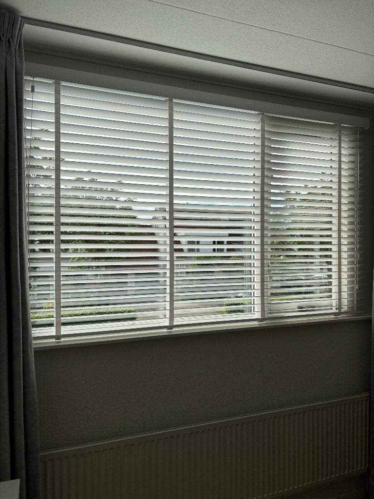 Houten jaloezie 50mm, Ophalen, Jaloezie, Wit, Zo goed als nieuw