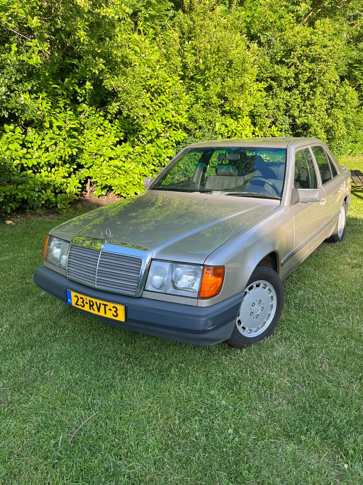 Mercedes-Benz 1985 Grijs w124 300e, Automaat, Zwart, 1365 kg, 115 pk