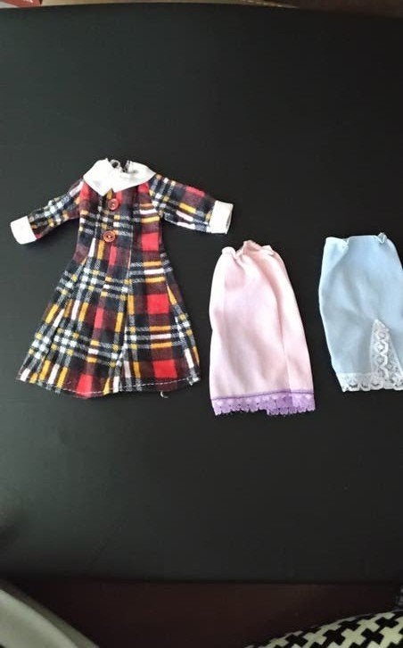 vintage sindy  fleur kleding set: geruite jurk en ondergoed, Ophalen of Verzenden, Gebruikt, Barbie