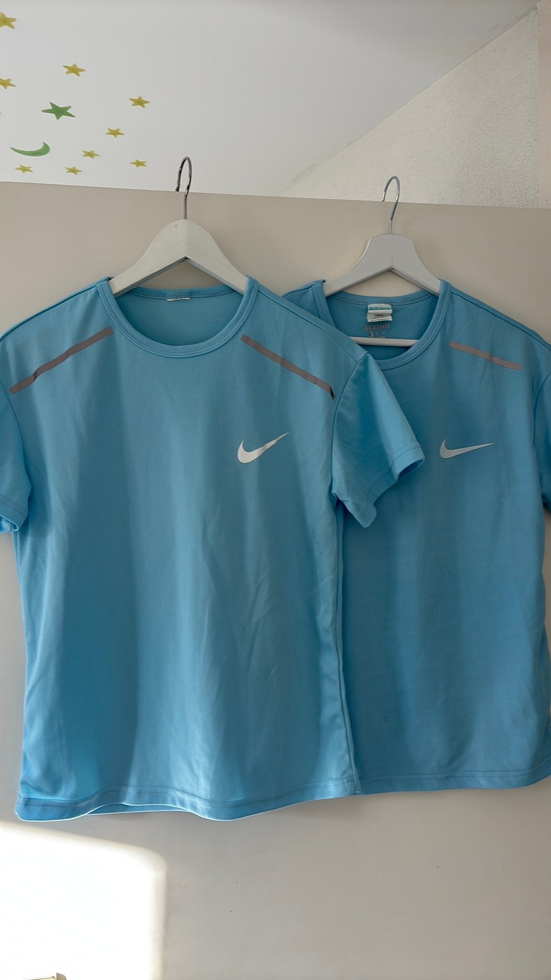 2 sport shirts, Ophalen of Verzenden, Zo goed als nieuw, Jongen, Sport- of Zwemkleding