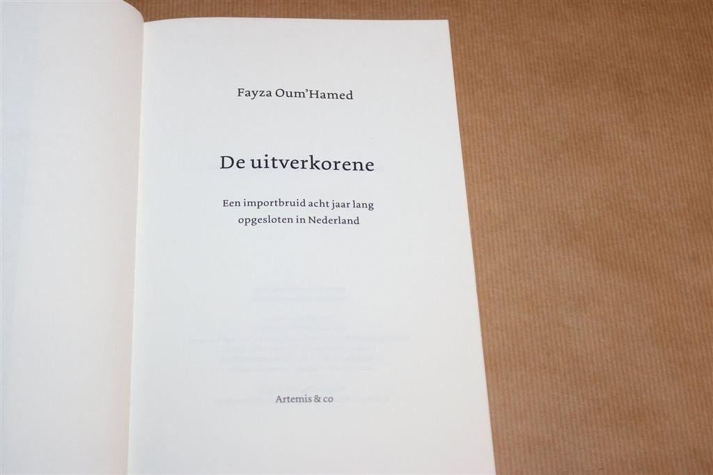 De Uitverkorene — Fayza Oum'Hamed [2009], Ophalen of Verzenden, Gelezen