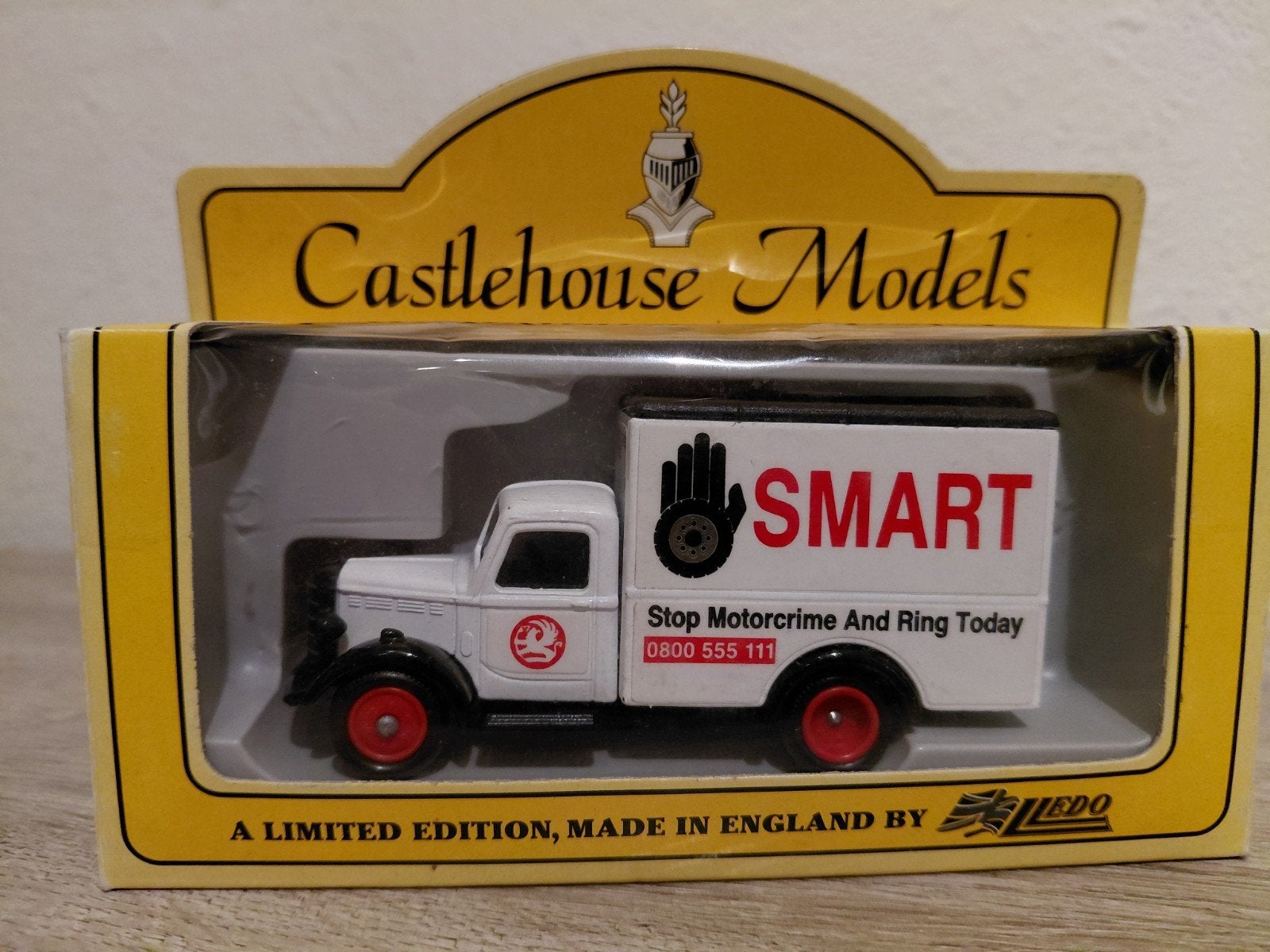 Limited Edition 'Smart Crimestoppers' Bedford Truck, Overige merken, 1:50 of kleiner, Verzenden, Nieuw