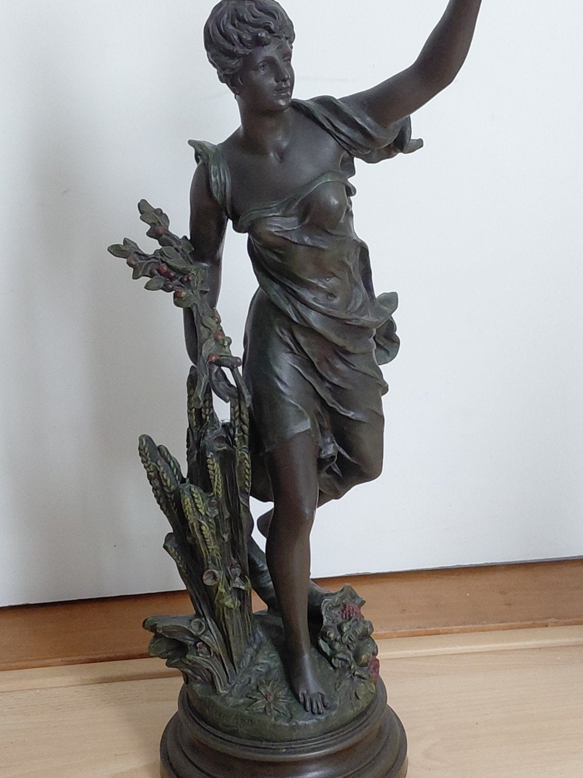 Bronzen beeld van een vrouw met korenaren, Antiek en Kunst, Kunst | Beelden en Houtsnijwerken, Gepatineerd, Ophalen of Verzenden