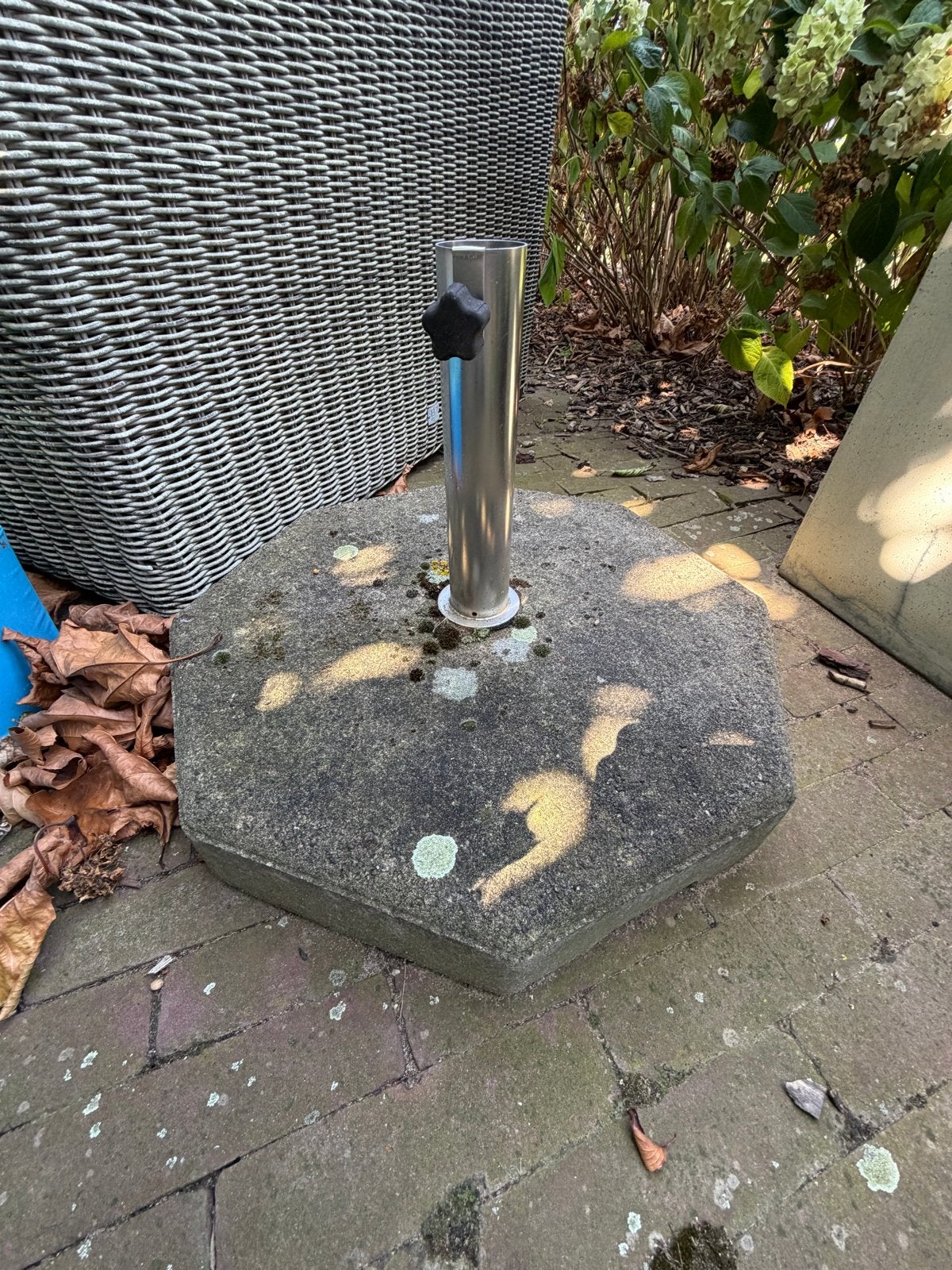 2 Grote parasols met 1 voet, waarvan 1 met Leeuw Bier opdruk, Tuin en Terras, Parasols, Ophalen, Gebruikt, 2 tot 3 meter, Stokparasol