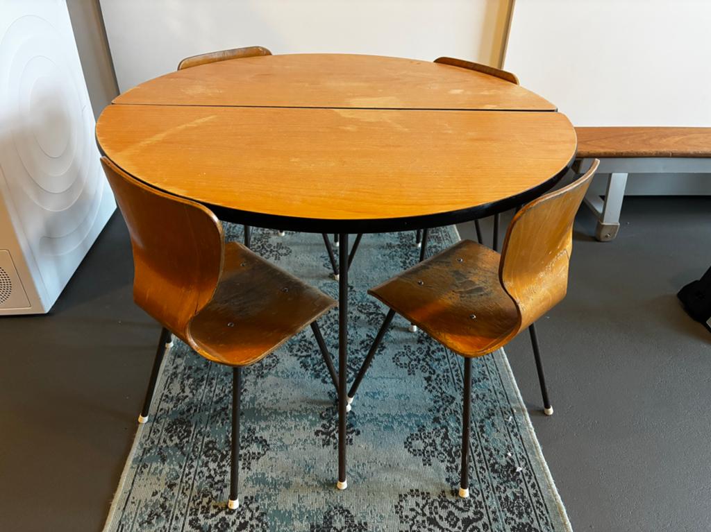 Vintage, ronde kindertafel en 4 stoelen. Rudolf Wolf?, Ophalen, Gebruikt, 100 tot 150 cm, Rond