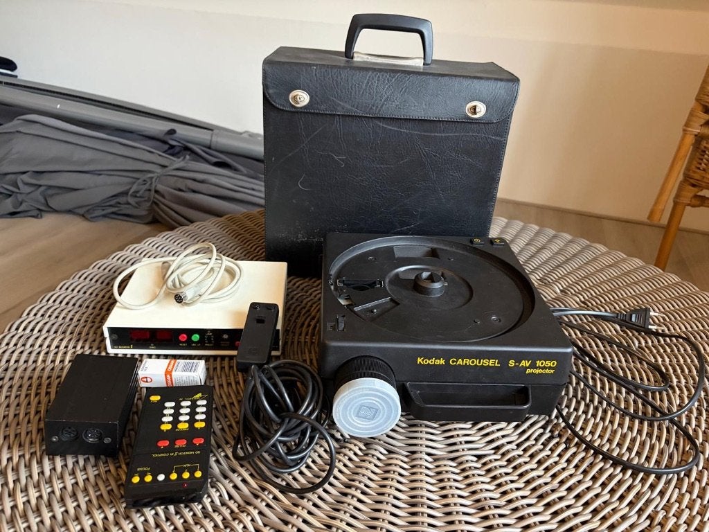 Kodak Carousel S-AV 1050 projector met accessoires, Ophalen of Verzenden, Gebruikt