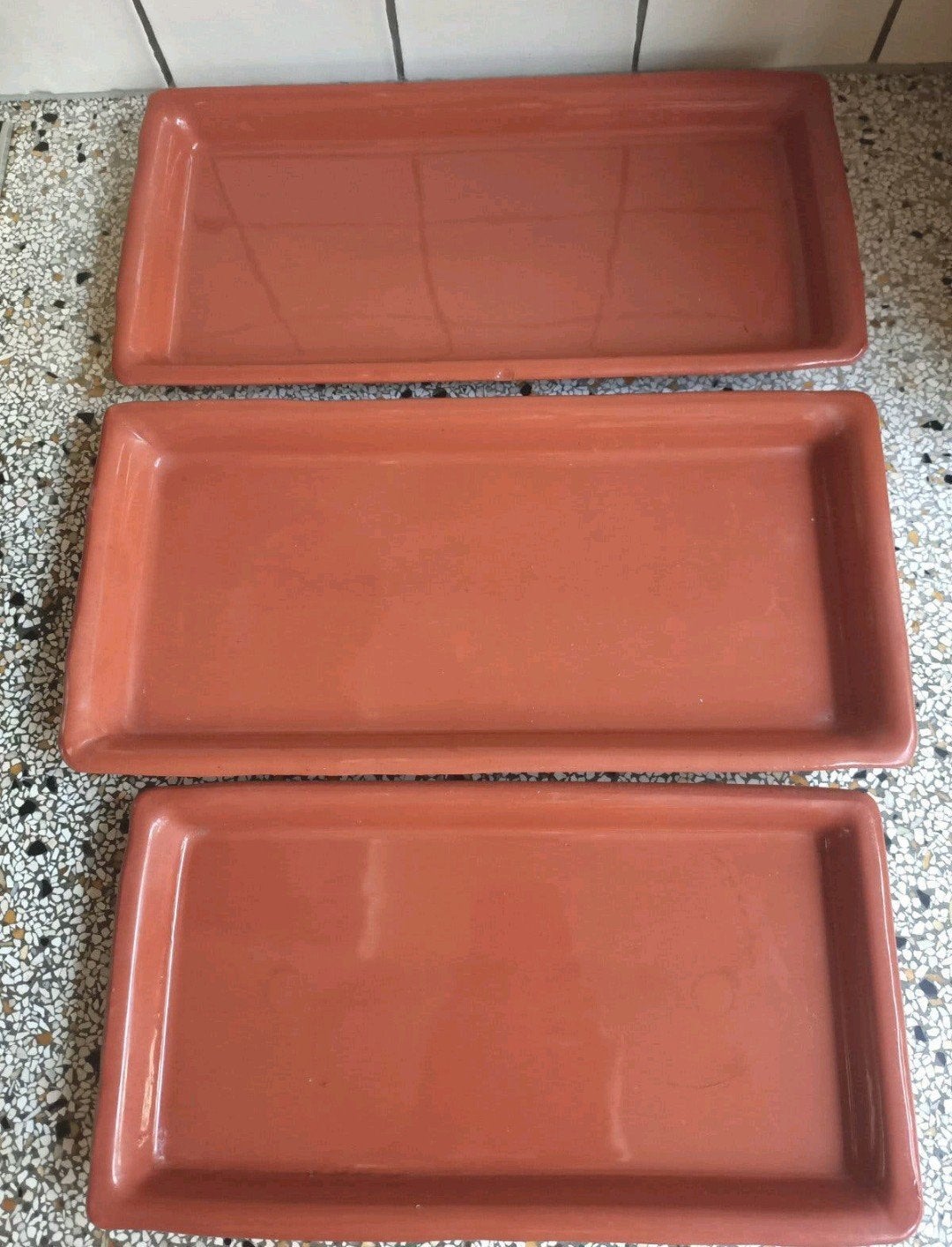 drie terracotta schotels onderzetters rechthoekig., Steen, Minder dan 30 cm, Ophalen of Verzenden, Zo goed als nieuw