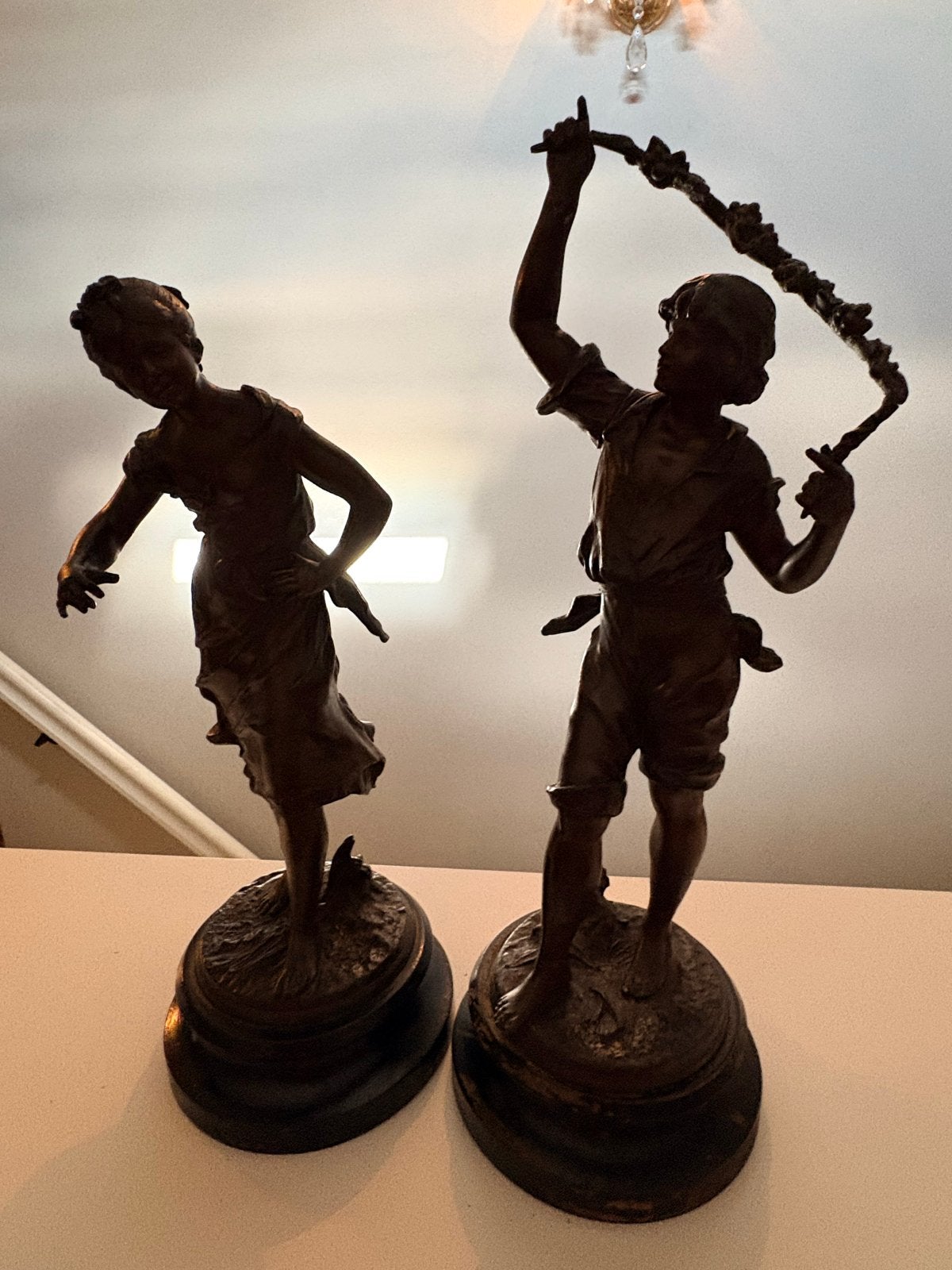 Set van twee bronzen beelden: jongen en meisje, 40cm hoog, Antiek en Kunst, Kunst | Beelden en Houtsnijwerken, Ophalen, 20 - 50 cm