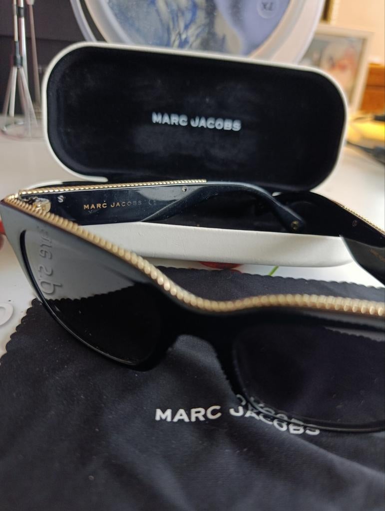 Marc Jacobs Zonnebril Zwart met Gouden Details, Overige merken, Zonnebril, Zwart, Ophalen of Verzenden