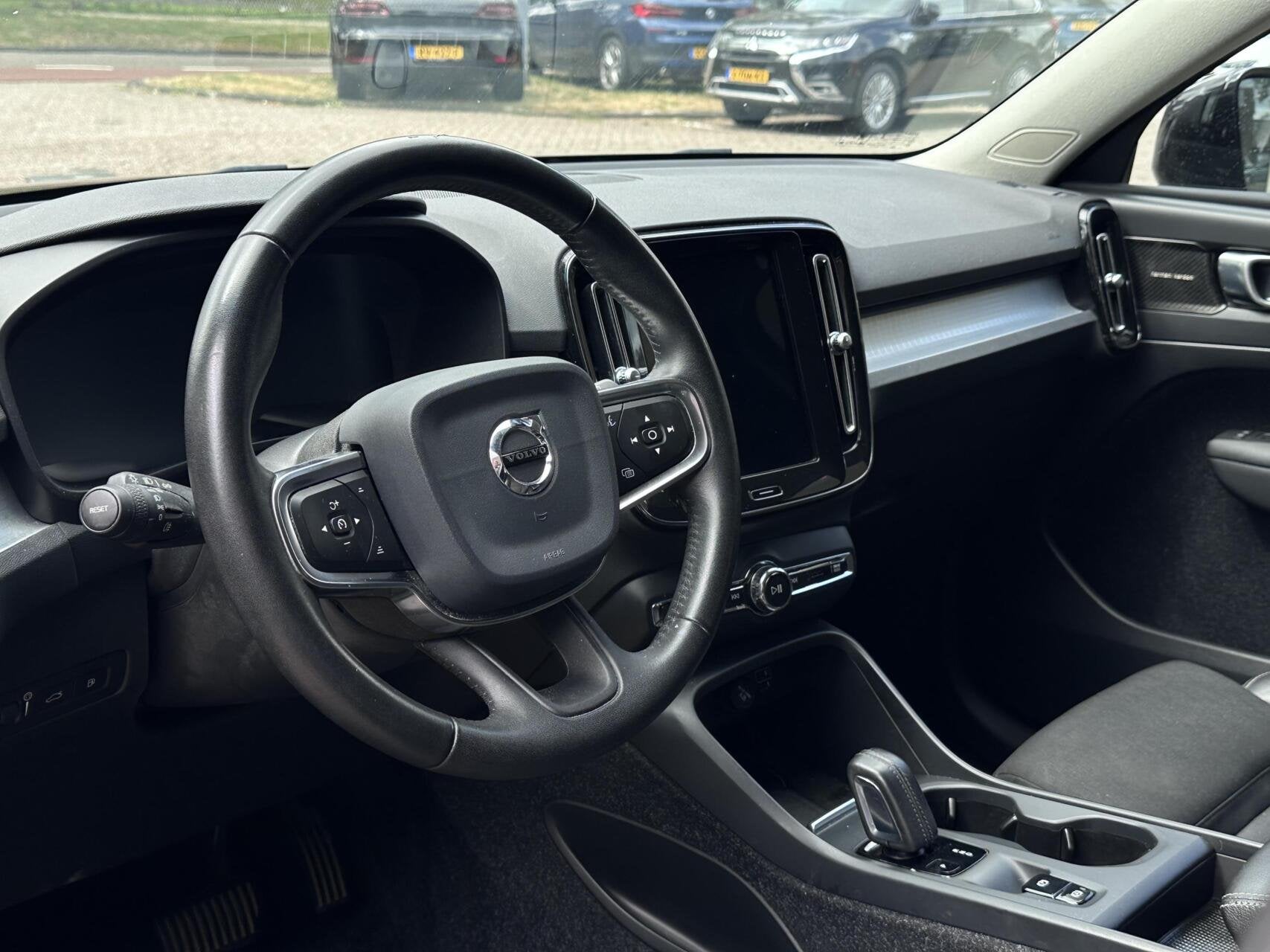 Volvo XC40 1.5 T5 Twin Engine Led, Climat, Stoelvw Auto Pilo, Auto's, Gebruikt, Met garantie (alle), Zwart, 59 km/l