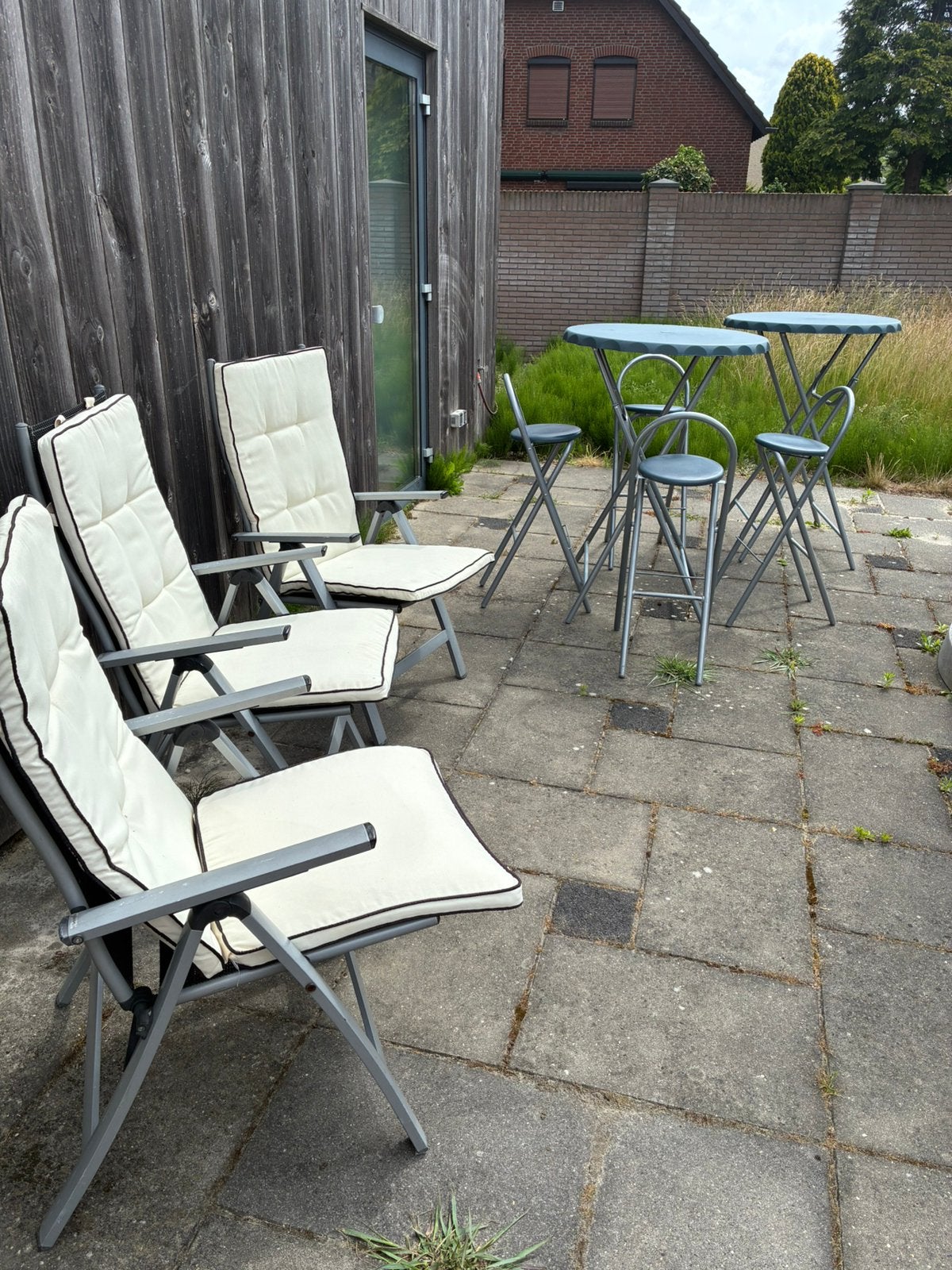 Drie klapstoelen  vier krukken twee staan tafels, Ophalen of Verzenden