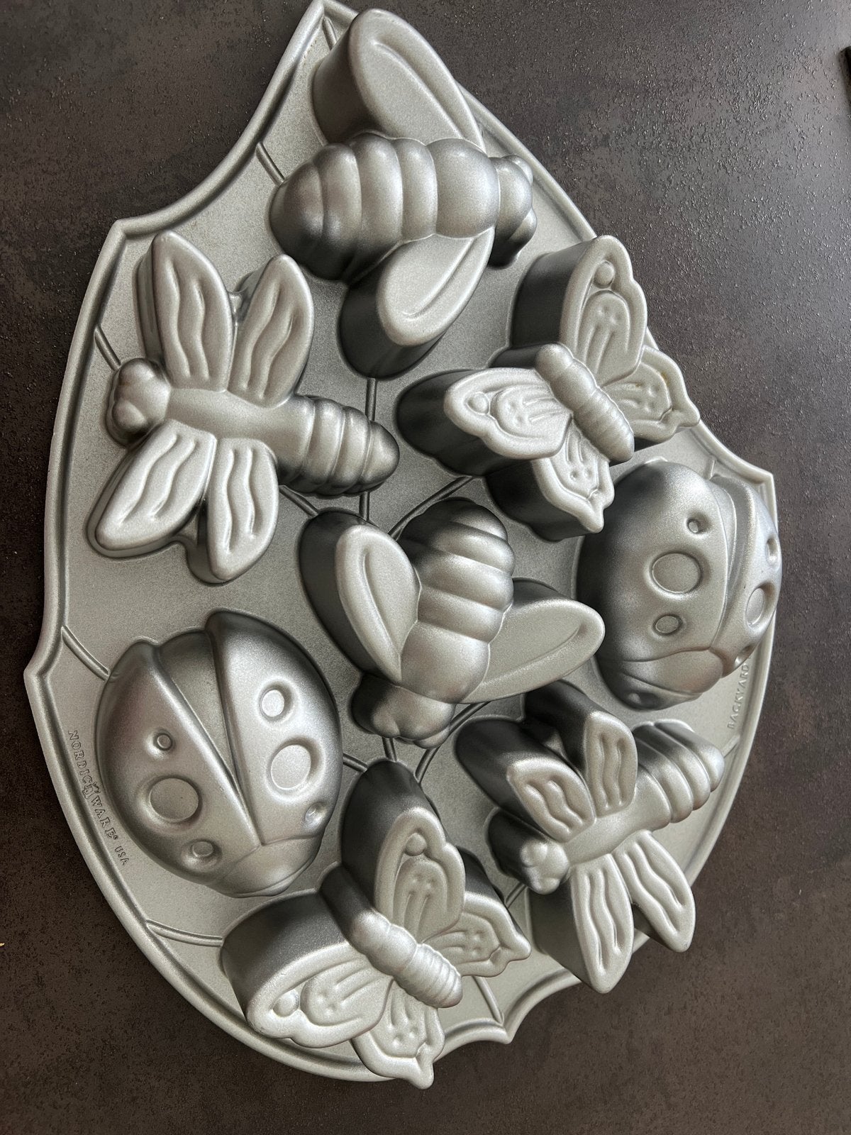 Nordic Ware Bakblik "Backyard Bugs" - Zo goed als nieuw, Overige typen, Zilver, Ophalen of Verzenden, Zo goed als nieuw