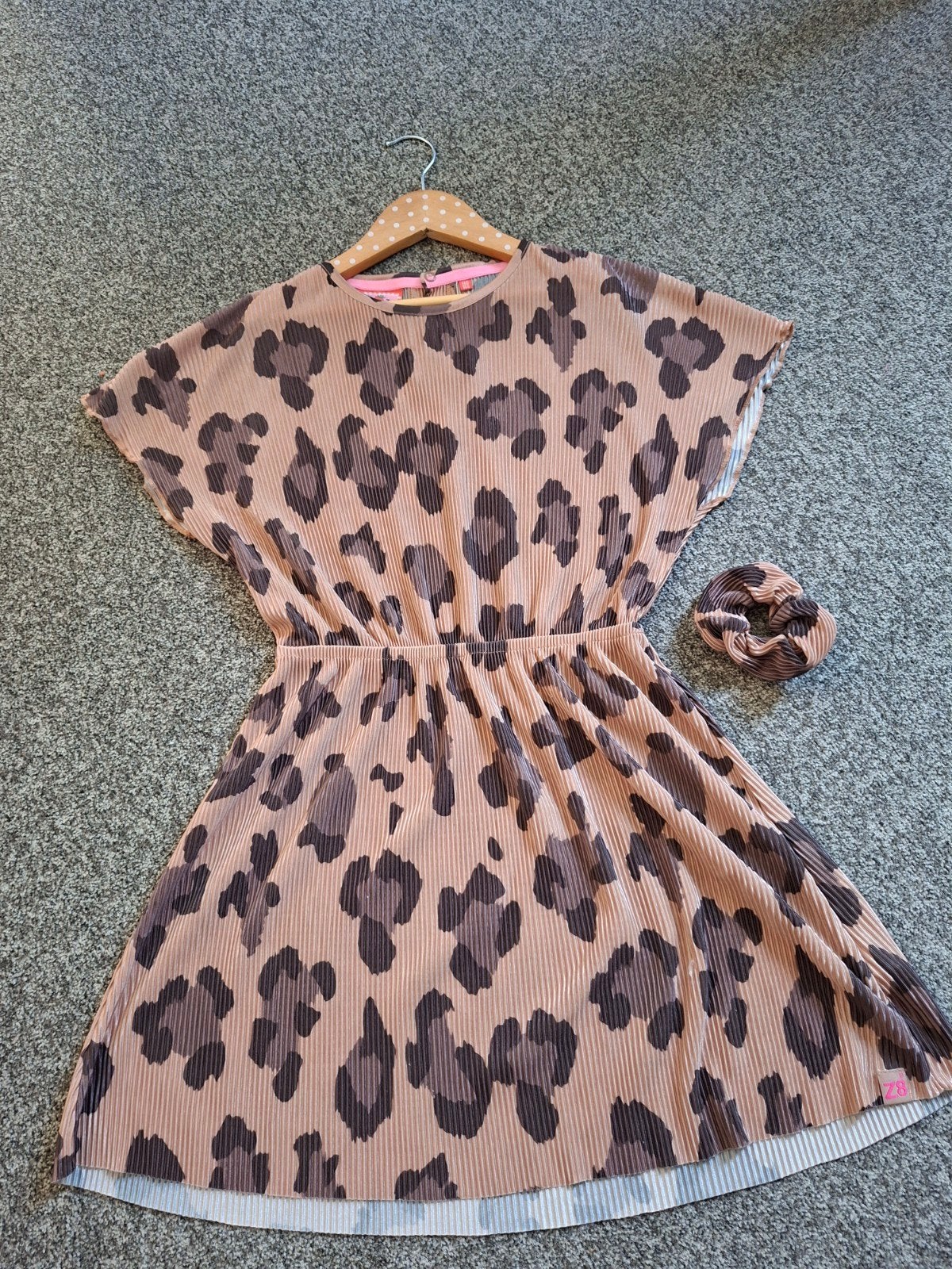 Z8 jurkje met luipaardprint en scrunchie, Meisje, Z8, Ophalen of Verzenden, Zo goed als nieuw