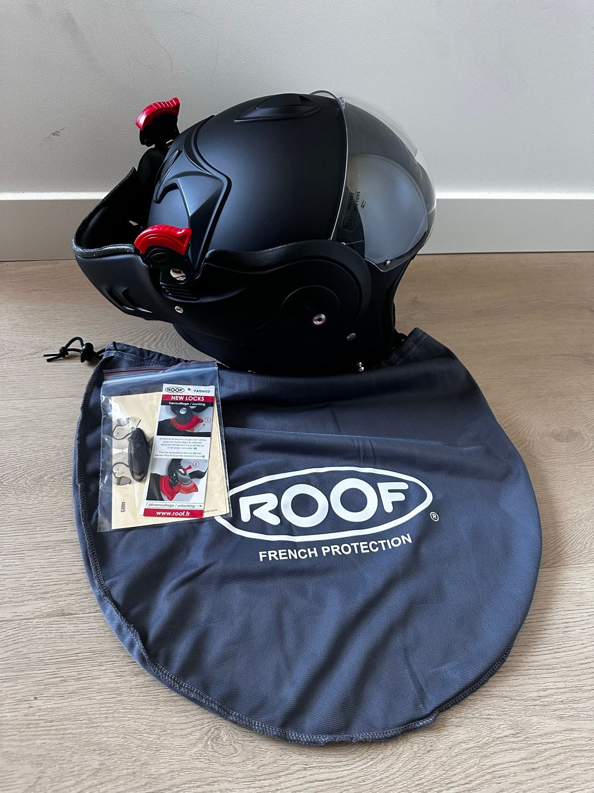 Roof Boxer V8 Full Black helm - Slechts 1 maand gedragen, Motoren, Kleding | Motorhelmen, Ophalen of Verzenden, Tweedehands, Systeemhelm