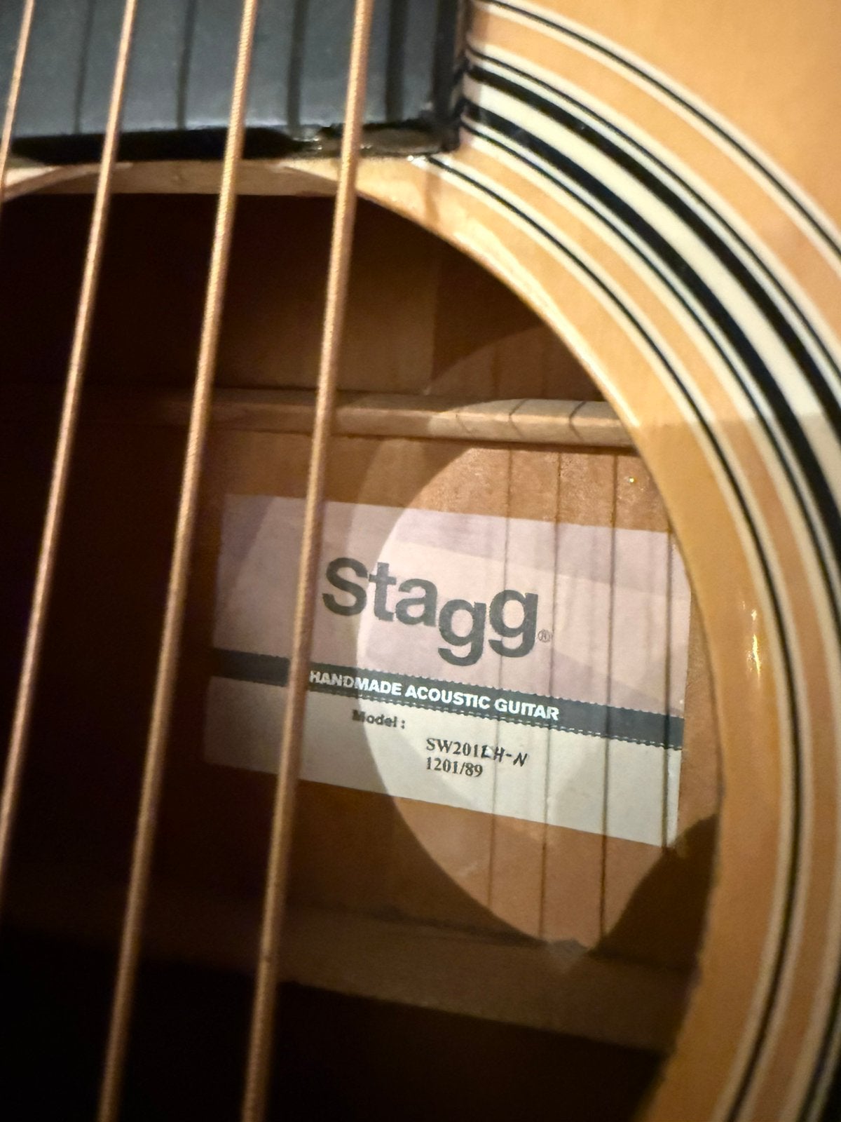 Foto 4 van Linkshandige Stagg Western gitaar met standaard