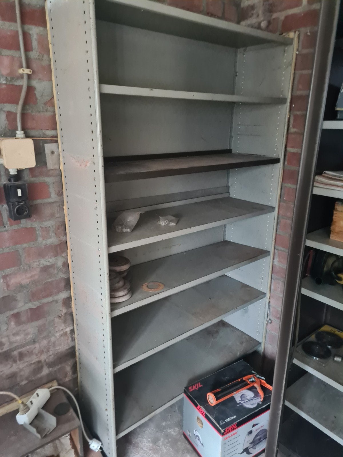 Stevige metalen opbergkast met verstelbare planken, Ophalen, Gebruikt