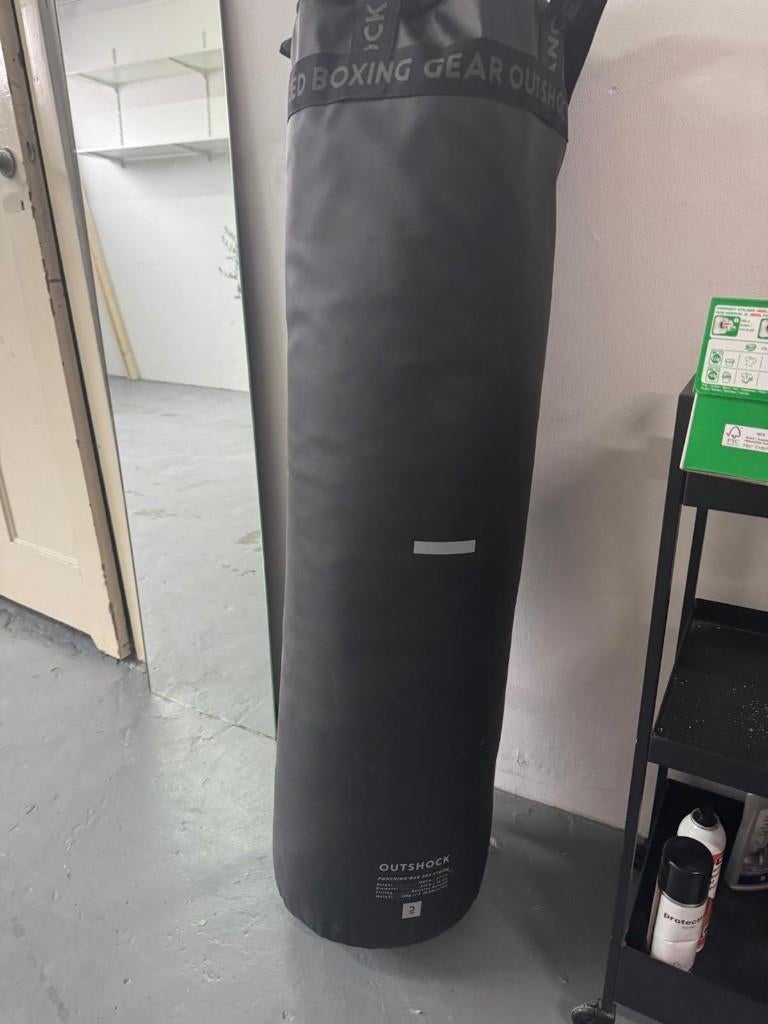Outshock Bokszak 500 (32 kg) + Muurbeugel – Compleet Set, Ophalen, Zo goed als nieuw, Bokszak