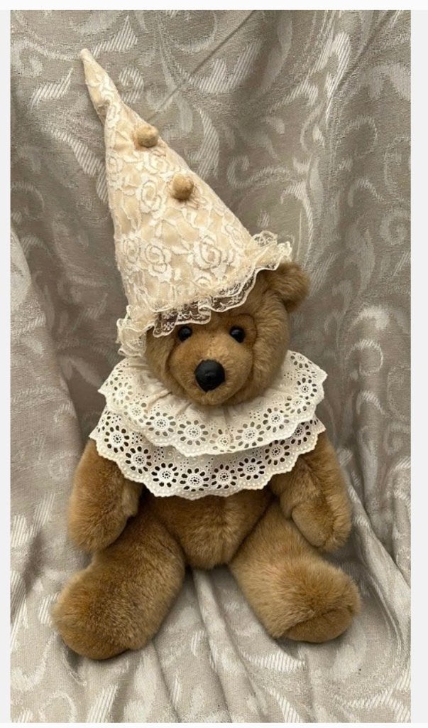 Vintage beer 35 cm met schattig mutsje en dubbele kraag, Verzamelen, Beren en Cherished Teddies, Overige merken, Stoffen beer