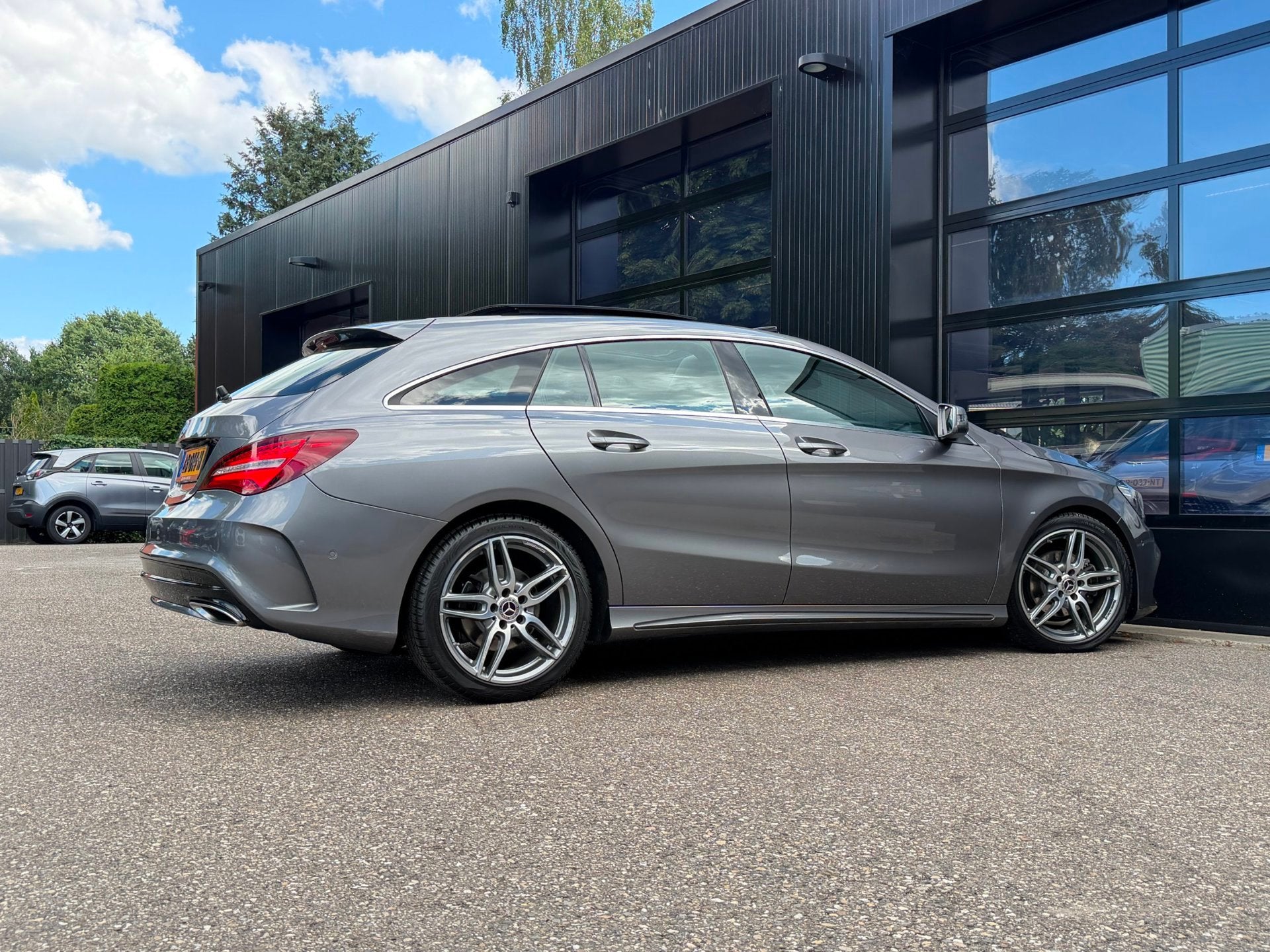 Mercedes-Benz CLA-klasse Shooting Brake 180 AMG Pano Camera, Auto's, Mercedes-Benz, CLA, 730 kg, Gebruikt, Euro 6
