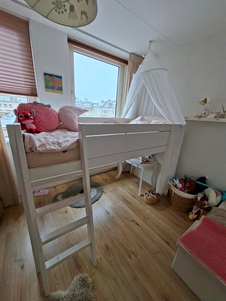 Halve hoogslaper inclusief matras heeft een likje verf nodig, Huis en Inrichting, Slaapkamer | Bedden, Ophalen, Eenpersoons, Wit