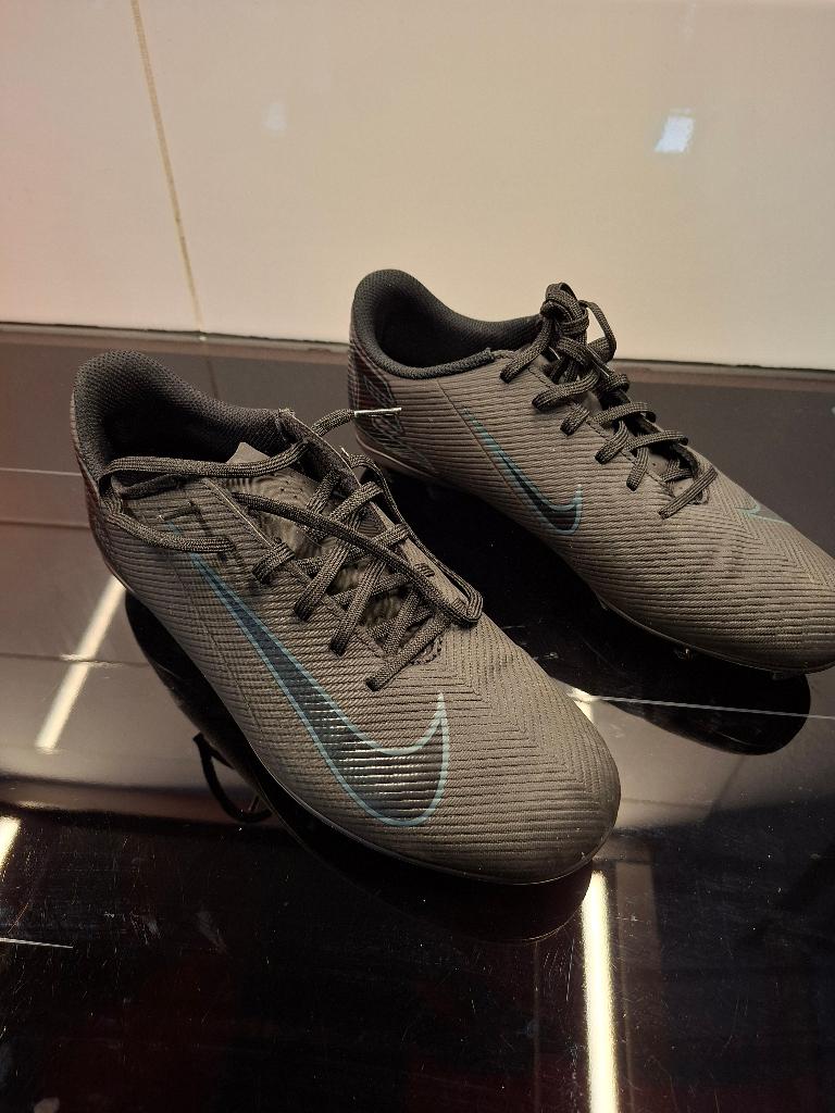 Nike voetbalschoenen, Sport en Fitness, Voetbal, Ophalen, Maat XS of kleiner, Schoenen, Zo goed als nieuw
