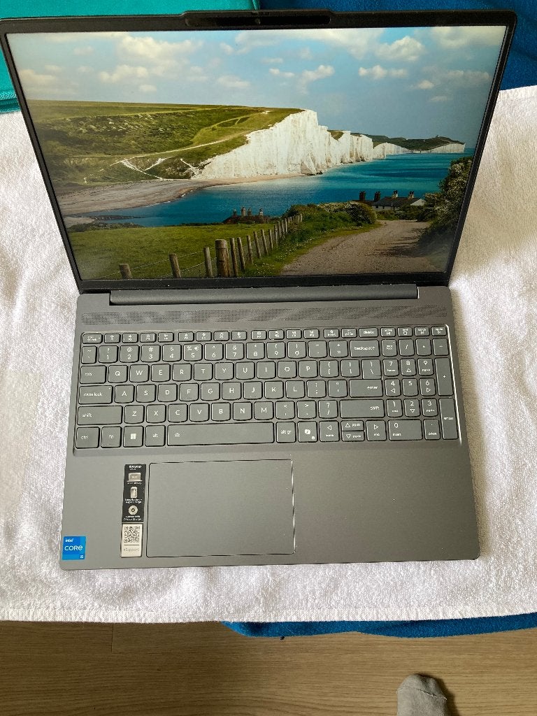Lenovo IdeaPad Slim 3 (i5) - Accu 97% + Extra's, 256 GB, 2 tot 3 Ghz, Qwerty, Intel Core i5 processor