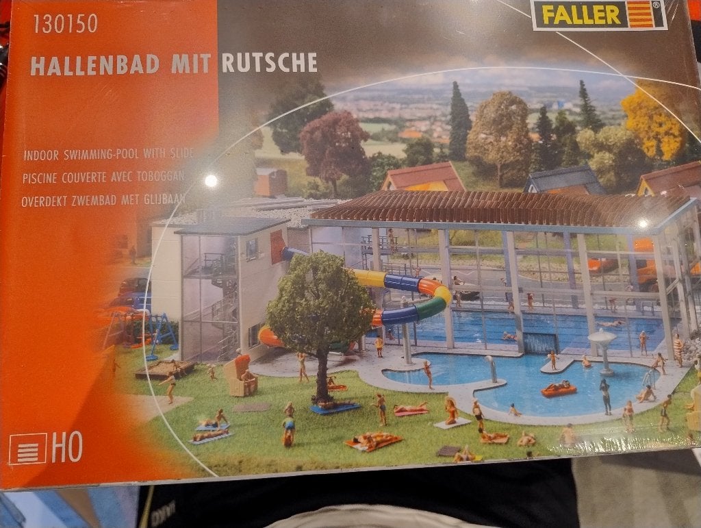 Faller 130150 – Hallenbad mit Rutsche – H0, Overige merken, Gelijkstroom of Wisselstroom, Brug, Tunnel of Gebouw, Nieuw
