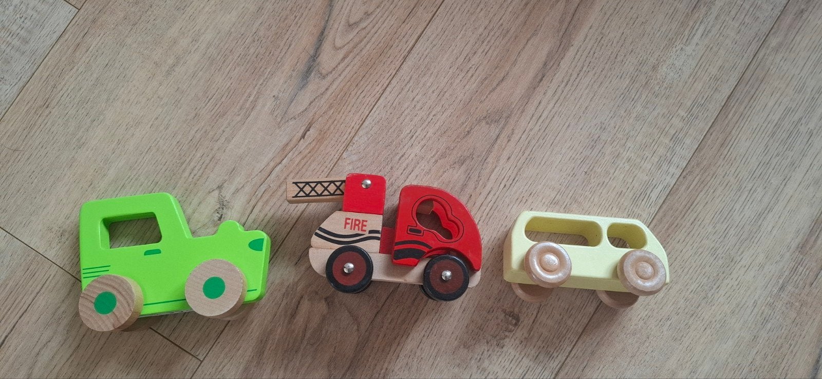 Houten speelgoedauto's set (jeep, brandweer, bus), Ophalen, Gebruikt