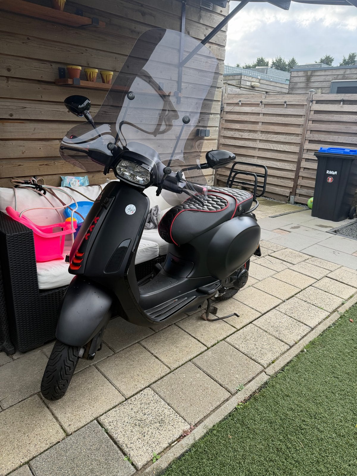 Vespa Sprint Mat Zwart - Zo goed als nieuw, Fietsen en Brommers, Ophalen, Overige modellen, Maximaal 45 km/u, Zo goed als nieuw