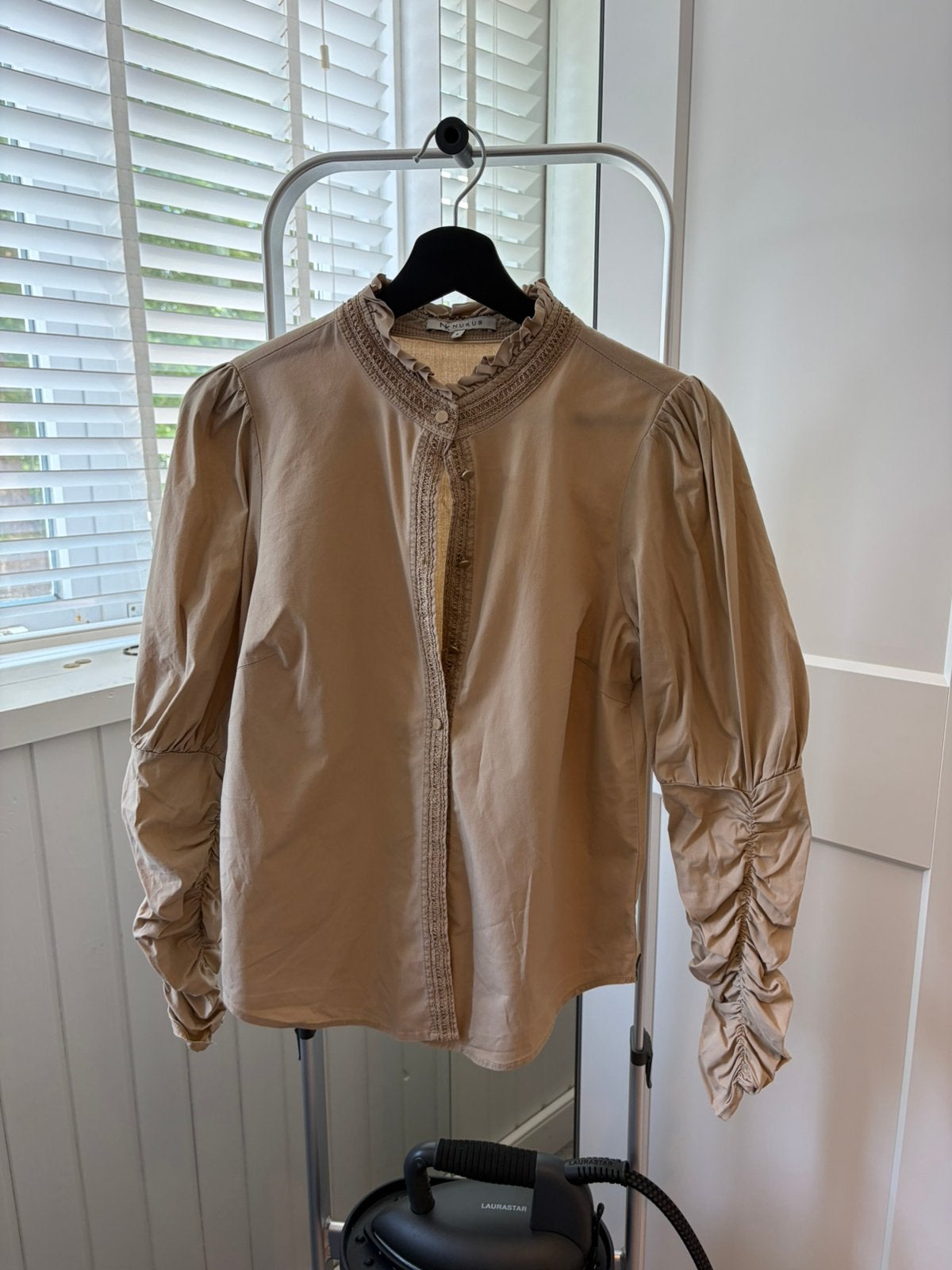 Nukus blouse - beige, Kleding | Dames, Ophalen of Verzenden, Zo goed als nieuw, Maat 36 (S), Beige