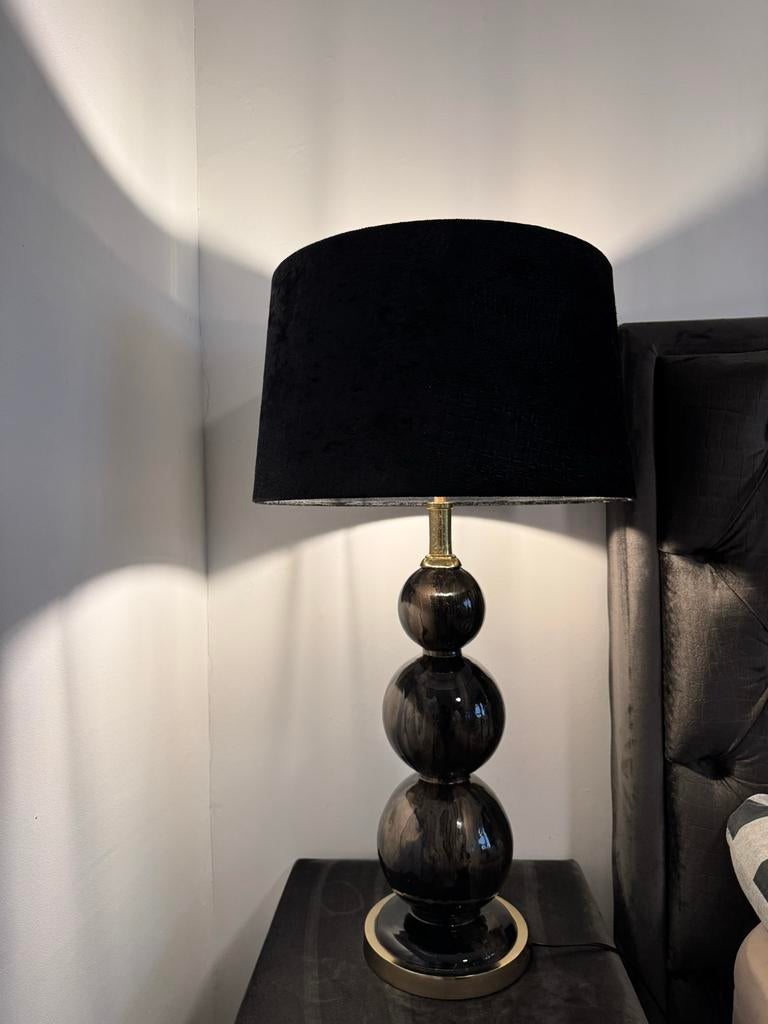 Moderne nachtkast lamp met zwarte kap en bolvormige voet, Huis en Inrichting, Lampen | Tafellampen, Ophalen of Verzenden, Zo goed als nieuw