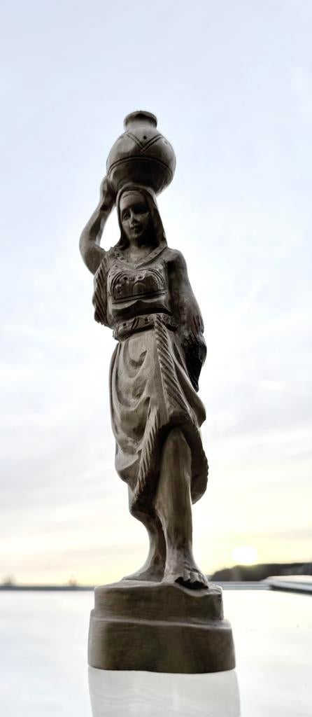 Handgesneden Beeld – Samaritaanse Vrouw (Olijfhout, 26 cm), Houtsnijwerk, Verzenden, Handgemaakt, 20 - 50 cm