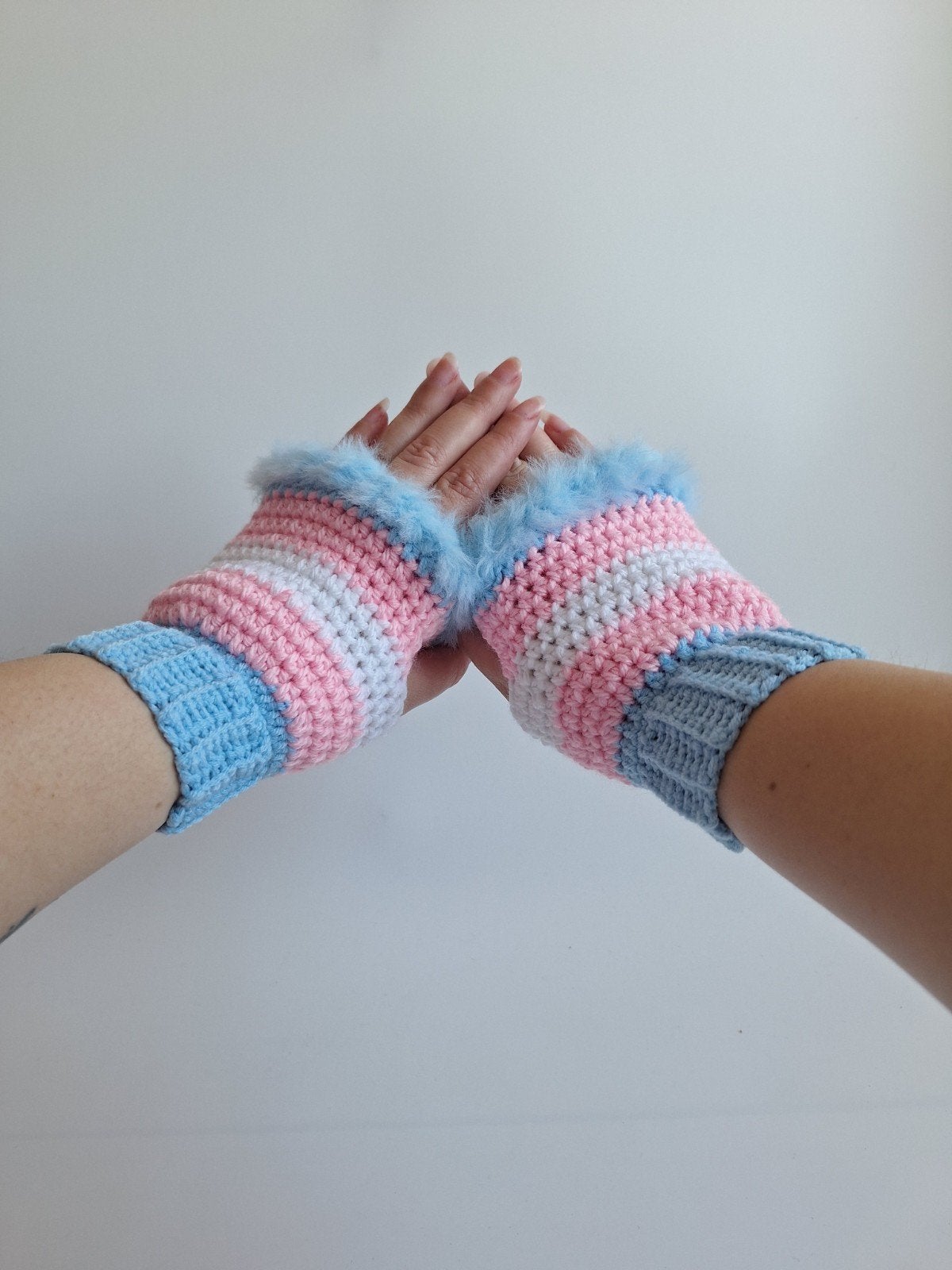 Gehaakte handschoenen transgender Pride vlag, Ophalen of Verzenden, Nieuw, Handschoenen