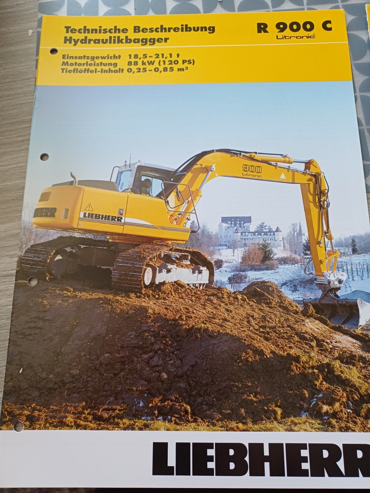 aangeboden  twee  liebherr  rupskraan  folders, Boeken, Ophalen of Verzenden, Zo goed als nieuw, Folder