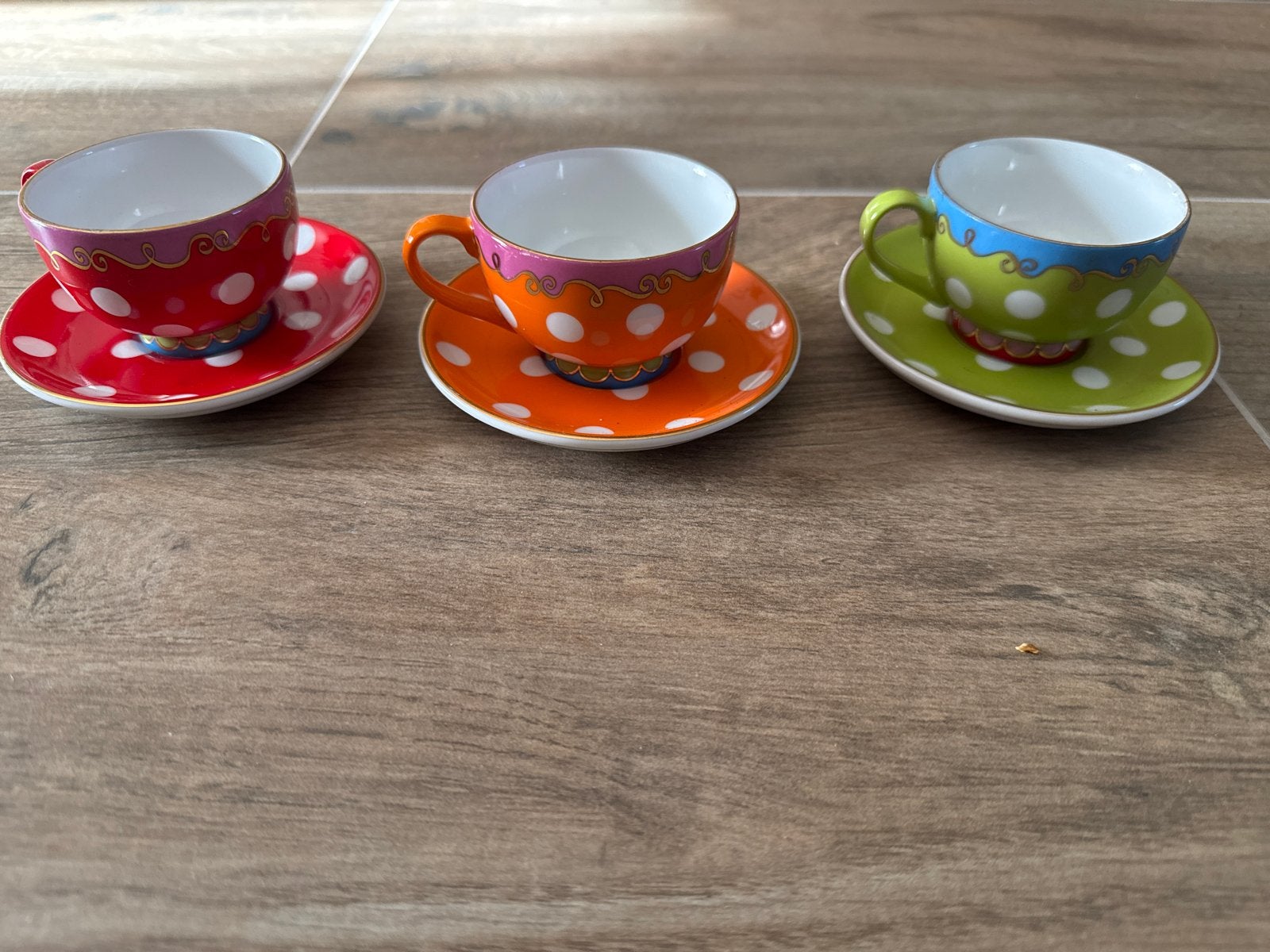 3 vrolijke Olilly Douwe Egberts kop en schotels, Gebruikt, Overige merken, Keramiek, Ophalen of Verzenden