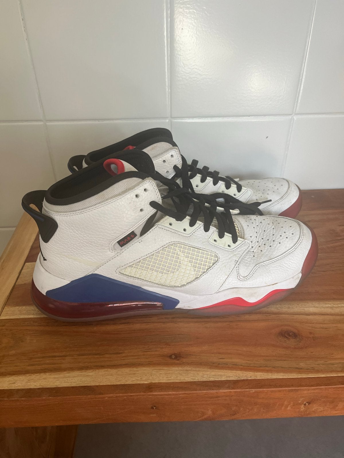 Nike Jordan Mars 270 Sneakers - Wit, Rood, Blauw, Ophalen of Verzenden, Gedragen, Wit, Sneakers of Gympen