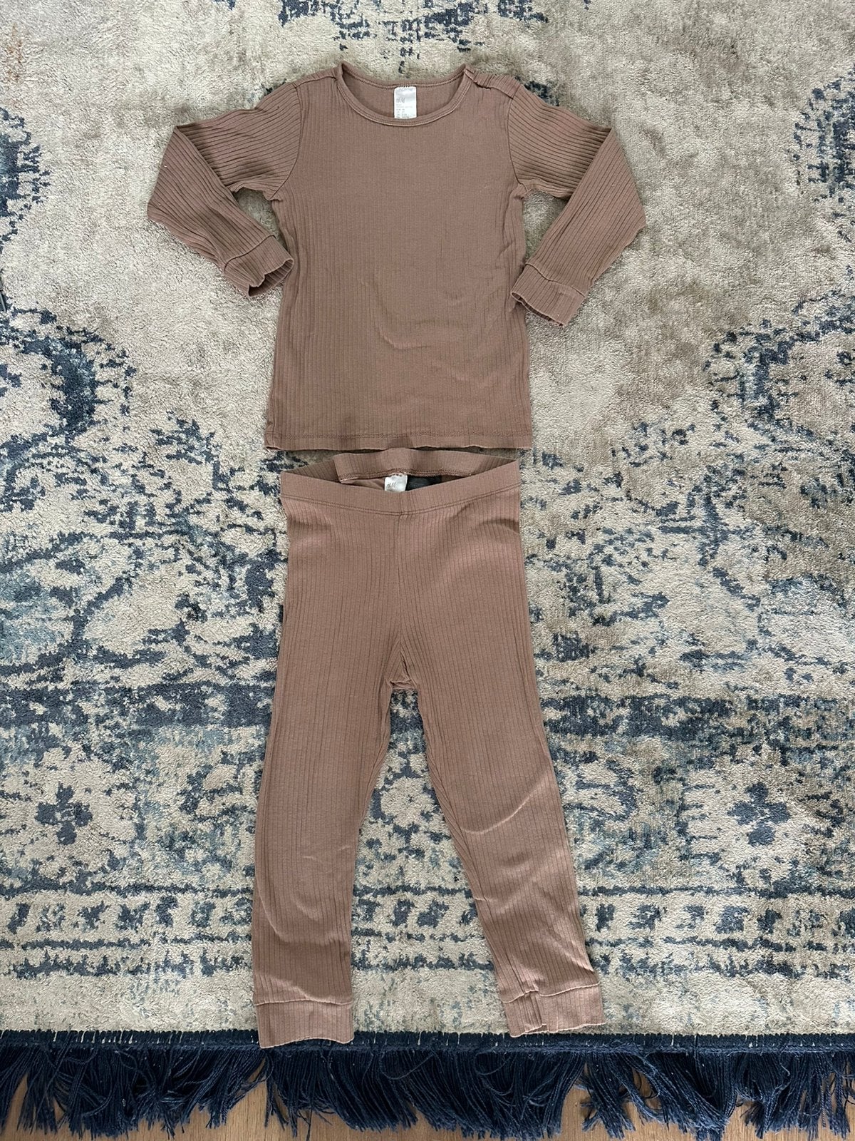 Mooi ribstof setje bruin H&M maat 98, Ophalen of Verzenden, Nieuw, Jongen of Meisje, Setje