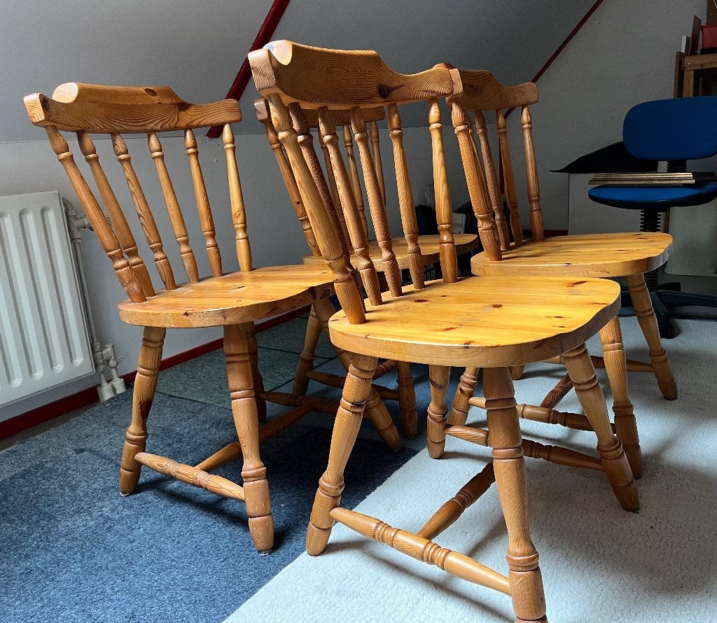 4 geloogd grenen eetkamerstoelen, Ophalen, Gebruikt, Bruin, Vier