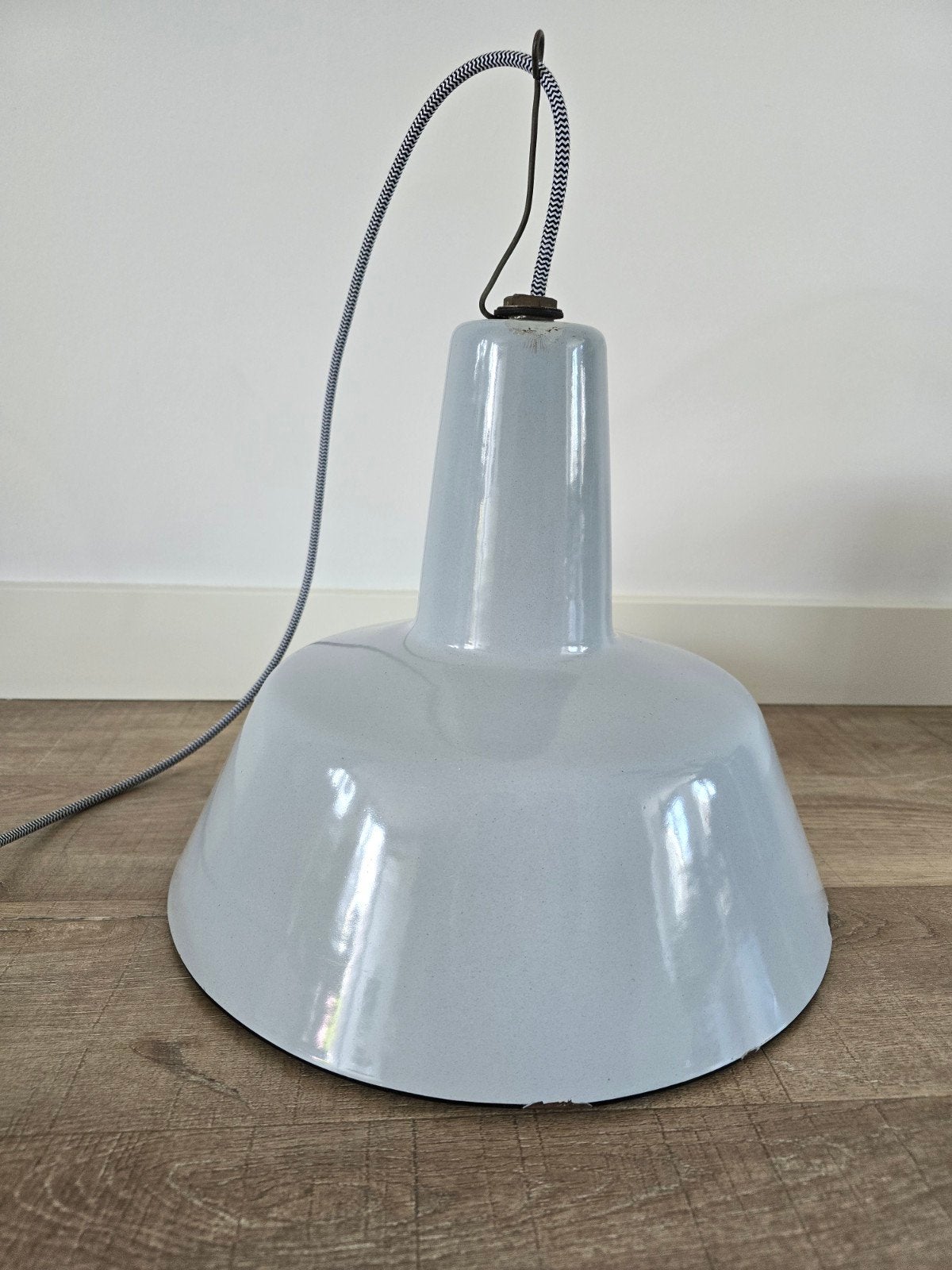 Prachtige grote antieke grijze emaille fabriekslamp €59, Huis en Inrichting, Lampen | Hanglampen, Ophalen of Verzenden