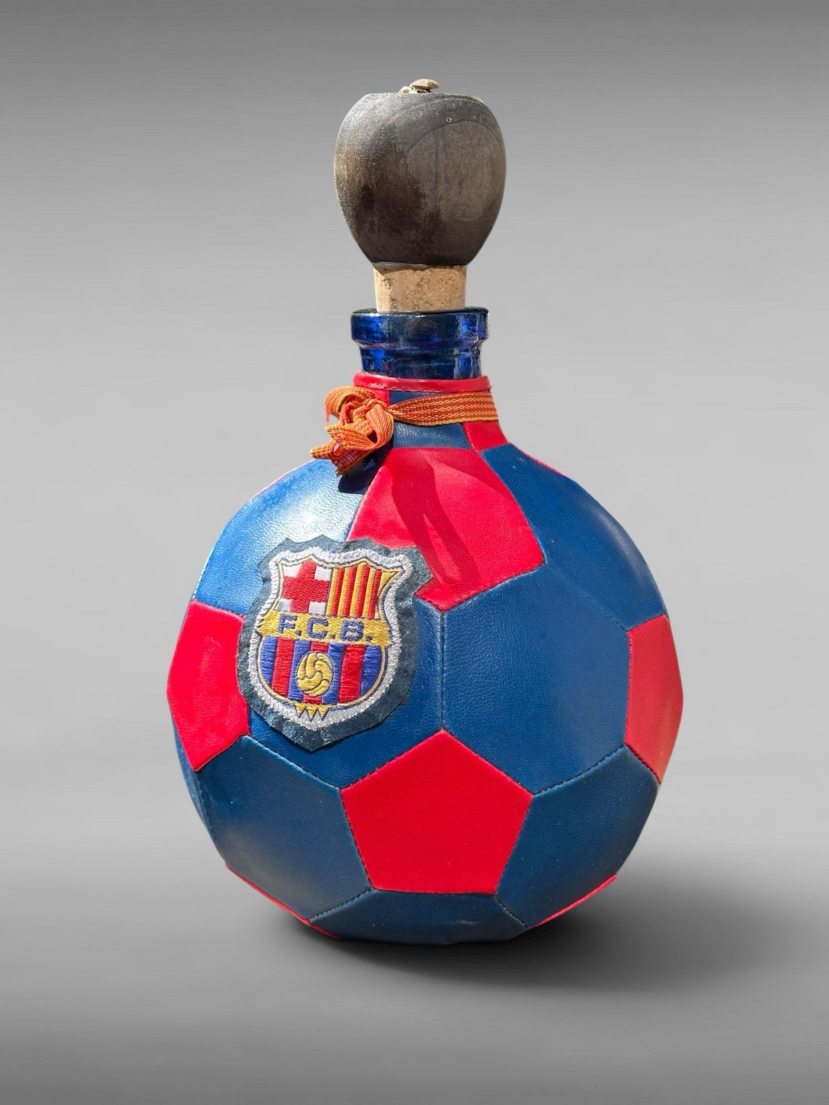 FC Barcelona glazen fles in voetbalvorm - verzamelobject, Ophalen of Verzenden, Zo goed als nieuw, Buitenlandse clubs, Overige typen