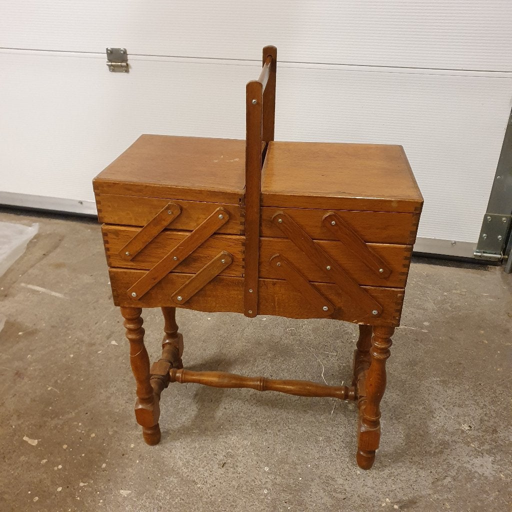 Antiek naaikistje te koop, Ophalen