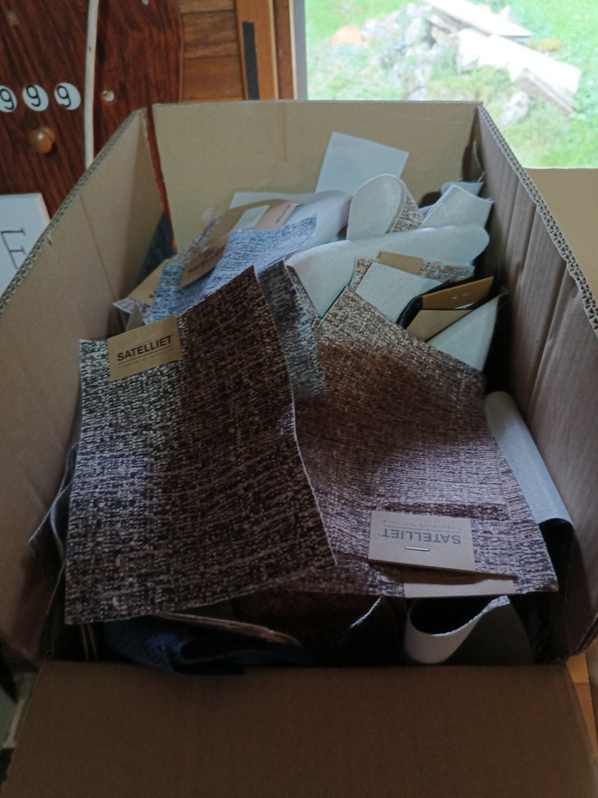 8 dozen coupons (stof staken) - allerlei kleuren en stoffen, Overige materialen, Gebruikt, Meerkleurig, Ophalen of Verzenden